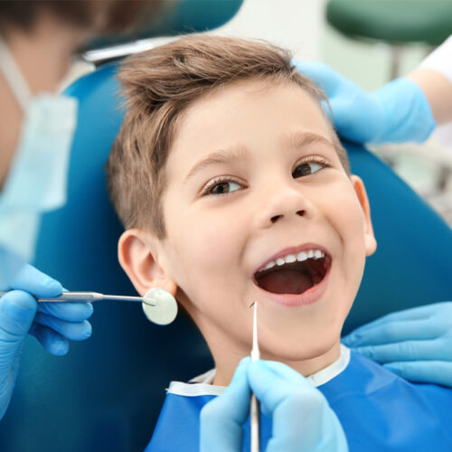 Show child at dentist